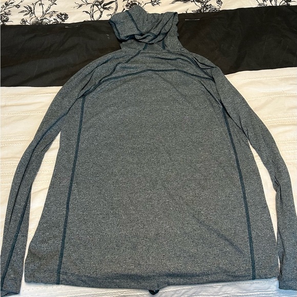 Women’s size medium Under Armor top - Picture 5 of 5